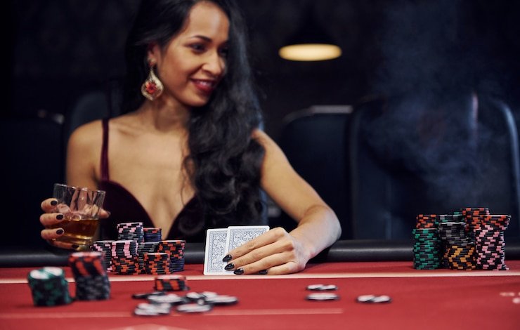 Dealer profesional naga9 membagikan kartu di studio Lucky Twins